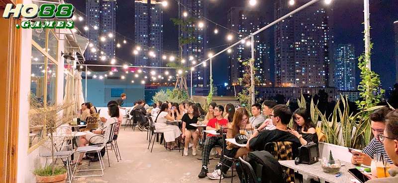 Nắng Rooftop Coffee là một trong các quán cafe xem bóng đá đông khách nhất TPHCM